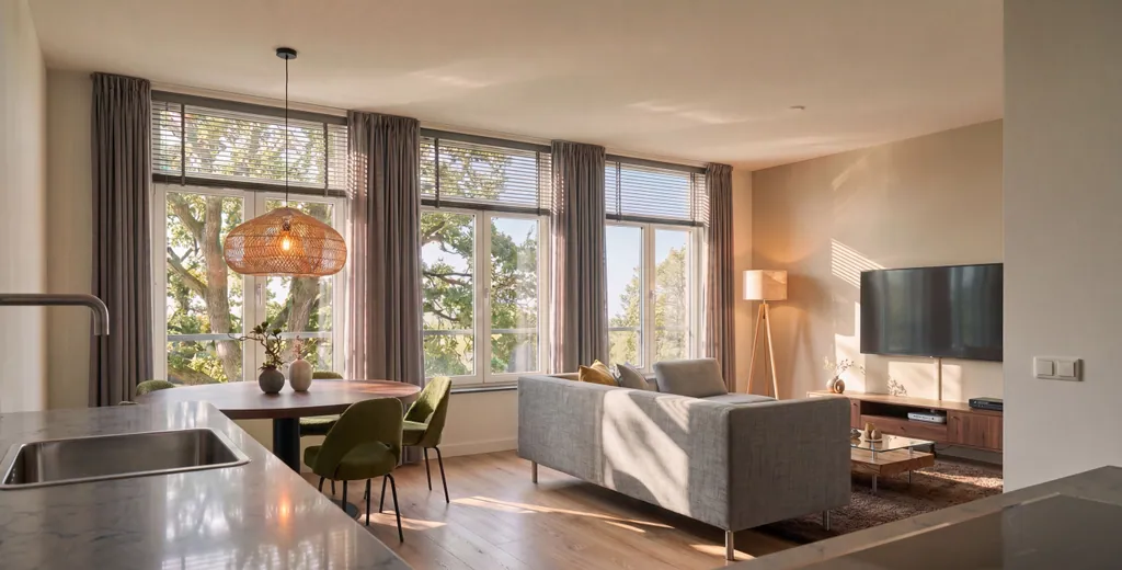 Woonkamer met eettafel in Bel Étage, eerste verdieping